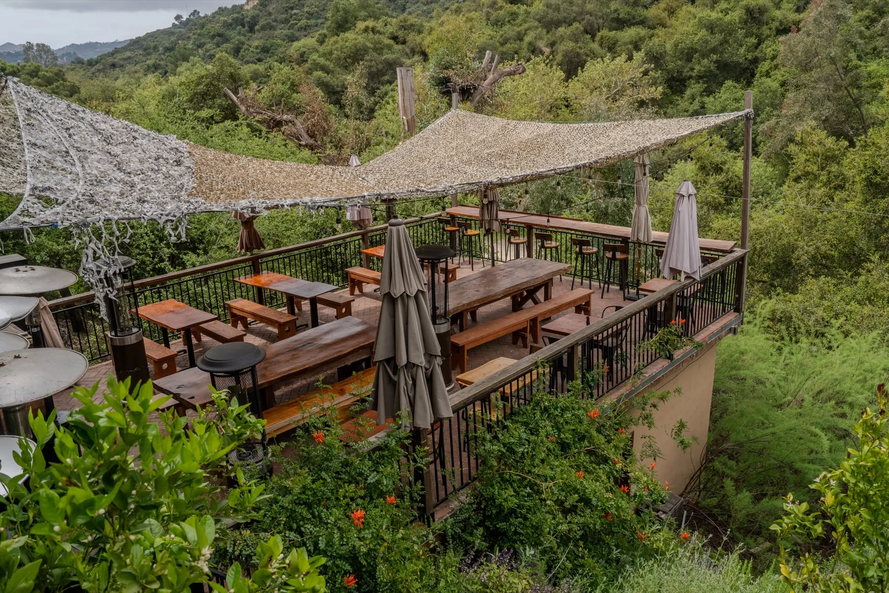 Terrazas exteriores de Café on 27 con vistas a Topanga Canyon